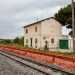 Posto praticamente sui binari, l dove passano i treni della Fal, si presenta con un color beige e un aspetto che ricorda unabitazione di campagna